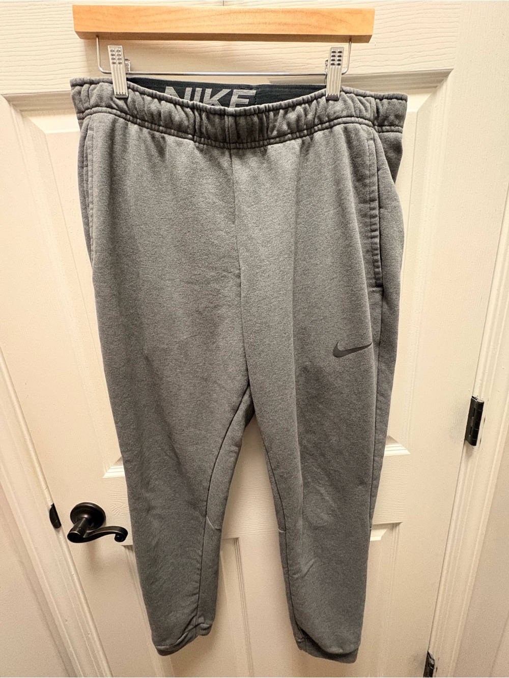 Nike Men’s Thermafit Sweatpants with Tapered Leg in Size L